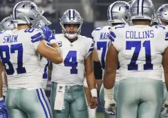 Prescott da indicaciones a sus jugadores en un partido de Dallas