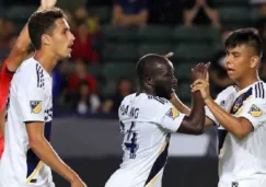 Jugadores del Galaxy festejan un gol vs Tijuana