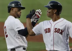 Jugadores de Red Sox festejan una anotación