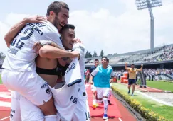 Jugadores de Pumas festejan un gol