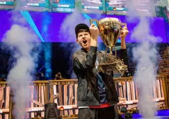 Bugha levanta la copa que lo acredita como campeón del Mundial de Fortnite