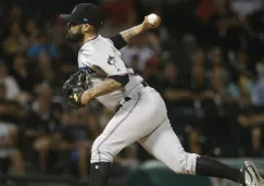 Sergio Romo lanza la pelota desde la lomita