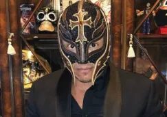 Rey Mysterio posa una foto para sus redes sociales