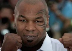 Mike Tyson con su tradicional pose de boxeador