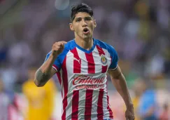 Alan Pulido festeja un gol con las Chivas