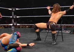 Adam Cole se burla de Johnny Gargano