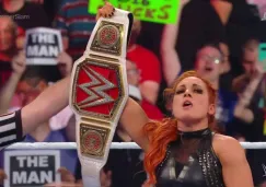 Becky Lynch muestra el cinturón tras ganar el combate