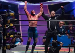 Blue Demon Jr. levanta la mano tras derrotar a Dr. Wagner