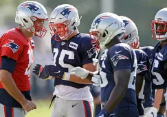 Brady platica con sus compañeros en un entrenamiento de los Pats