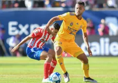 Jugadores del Atlético de San Luis y Tigres disputan un balón