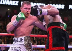 Canelo Álvarez le da un golpe a Daniel Jacobs