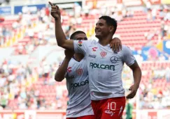 Maxi Salas celebra gol en el estadio Victoria