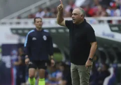 Memo Vázquez le da indicaciones a su pupilos en juego vs Chivas