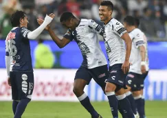 Jugadores de Pachuca celebran un gol