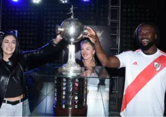 Kofi Kingston, Sonya Deville y Mandy Rose con la Copa Libertadores