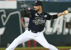 Lanzador envía la pelota en duelo contra Diablos Rojos