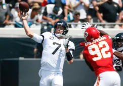 Nick Foles lanza un pase con los Jaguars