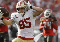 Greg Kittle festeja una anotación ante los Buccaneers