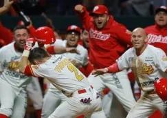 Jugadores de los Diablos festejan el triunfo en el Juego 6 vs Tigres