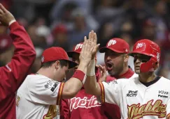 Jugadores de Diablos Rojos, en festejo durante partido