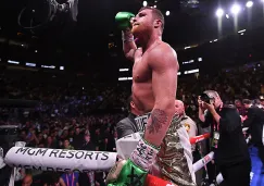 Canelo Álvarez celebra victoria contra Jacobs