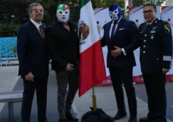 Juan Ramón de la Fuente junto a Blue Demon Jr. y Dr. Wagner Jr.  y el General Zamudio