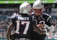 Antonio Brown y Tom Brady festejan una anotación