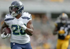 Rashaad Penny en camino a anotar un touchdown