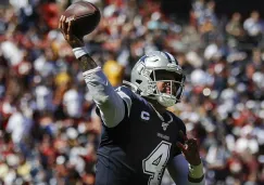 Dak Prescott lanzando un pase durante el partido