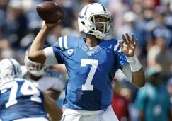 Jacoby Brissett se prepara para lanzar un pase ante Colts