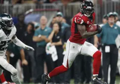 Julio Jones escapa durante el partido ante Philadelphia