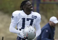 Antonio Brown sonríe en una práctica de New England