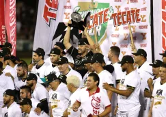 Los jugadores de Leones de Yucatán celebran el campeonato