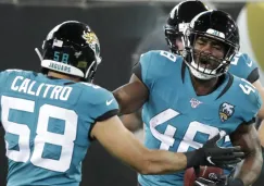 Defensiva de Jacksonville festeja un fumble sobre Titans