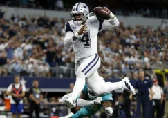 Dak Prescott celebra su anotación ante los Dolphins