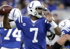 Jacoby Brissett se prepara para lanzar un pase ante Falcons 