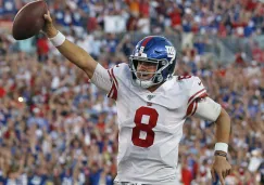 Daniel Jones festeja una anotación con los Giants