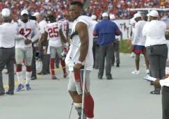 Saquon Barkley con muletas tras lesionarse