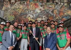 El Presidente de México Andrés Manuel López Obrador junto a la selección mexicana de beisbol infantil