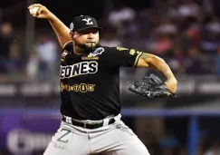 César Valdez lanza en el juego 1 de la Serie del Rey