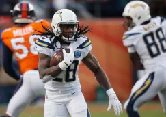 Melvin Gordon realiza un acarreo con los Chargers