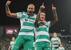 Brian Lozano y Doria celebran un gol de Santos