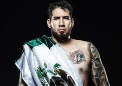 Alejandro 'Goliath' Solórzano posa con la bandera de México