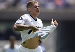 Juan Manuel Iturbe festeja un gol con Pumas