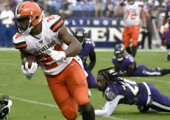 Nick Chubb durante el juego contra los Ravens