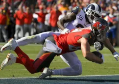 Cameron Brate anota frente a Aqib Talib