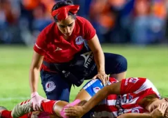 Saida Abud atiende a una jugadora en el campo