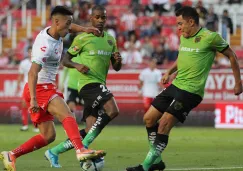 Ricardo Chávez y Alberto Acosta disputan el balón en partido de la jornada 12