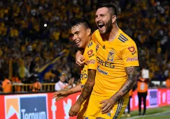 Gignac festeja uno de los goles junto a Lucas Zelarayán 