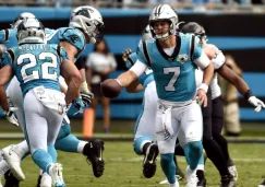 Kyle Allen entrega el ovoide a Christian McCaffrey